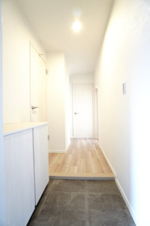 【玄関】 | 【リノベ済】エメラルドマンション安古市 | 【玄関ホール】
ゆとりを感じる広さの玄関スペース。
明るい色合いの内装で圧迫感が少なく、
帰宅時や来客時もゆったりとした印象を与えます。
シンプルなつくりで動線もスムーズな玄関です。