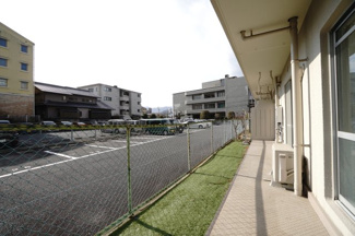 【バルコニー】 | 【リノベ済】エメラルドマンション安古市 | 【ガーデンバルコニー】
人工芝が敷かれた専用庭付きの住戸。
バルコニーと一体で使える奥行きある空間で、
お子様の遊び場やガーデニングにも活用できます。
戸建て感覚の開放的な屋外スペースが魅力です。