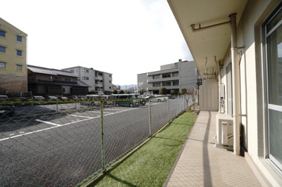 【バルコニー】 | 【リノベ済】エメラルドマンション安古市 | 【ガーデンバルコニー】
人工芝が敷かれた専用庭付きの住戸。
バルコニーと一体で使える奥行きある空間で、
お子様の遊び場やガーデニングにも活用できます。
戸建て感覚の開放的な屋外スペースが魅力です。