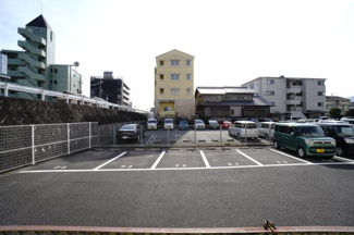 【展望】 | 【リノベ済】エメラルドマンション安古市 | 【物件からの眺望】
前面にゆとりある広がりを備えたロケーション。
視界が抜け、空を感じられる開放感のある環境です。
建物との距離も保たれ、光を取り込みやすい明るい住空間が魅力です。