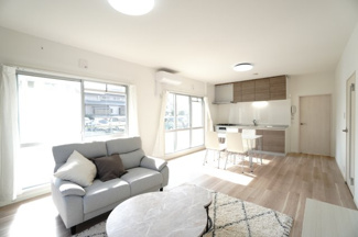 【居間・リビング】 | 【リノベ済】エメラルドマンション安古市 | 【約14帖LDK】
柔らかな色合いで整えられた「ニアグレージュスタイル」のリビング。
主張しすぎない上品なトーンが空間に落ち着きをもたらし、
家具や照明も美しくなじむ、穏やかにくつろげる住まいです