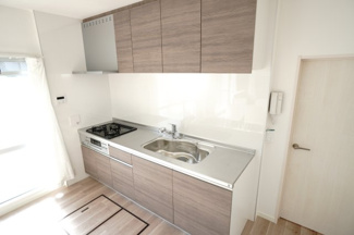 【キッチン】 | 【リノベ済】エメラルドマンション安古市 | 【キッチンスペース】
窓からの光で手元が明るいキッチン。
ダイニングと横並びだから配膳や片付けがラクに進み、
家事の負担も軽減。主張しすぎないやさしい色味が暮らしになじみ、
長く心地よく使える空間です