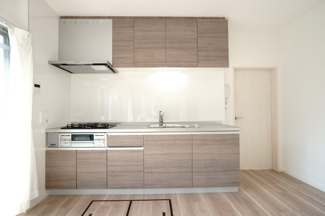 【キッチン】 | 【リノベ済】エメラルドマンション安古市 | ☆キッチンの特徴☆
・Hosetec製
・人工大理石製ワークトップ
・浄水器一体型ハンドシャワー水栓
・一度に5人分食器洗い乾燥機後付け相談
・フラットスリムレンジフード
・換気扇幕板が他の面材と同色