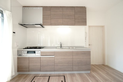 【キッチン】 | 【リノベ済】エメラルドマンション安古市 | ☆キッチンの特徴☆
・Hosetec製
・人工大理石製ワークトップ
・浄水器一体型ハンドシャワー水栓
・一度に5人分食器洗い乾燥機後付け相談
・フラットスリムレンジフード
・換気扇幕板が他の面材と同色