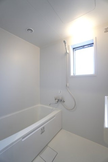 【浴室】 | 【リノベ済】エメラルドマンション安古市 | 【バスルーム】
TOTO製1216サイズのユニットバスを採用。
明るい色味で圧迫感が少なく、窓から自然光と風を取り込めるため
換気もしやすい仕様。
清潔を保ちやすく、日々の入浴に心地よい空間です。
