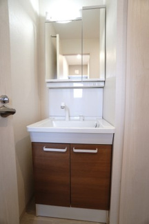 【独立洗面台】 | 【リノベ済】エメラルドマンション安古市 | 【コスメカウンター】
TOTO製洗面化粧台。
フラット鏡でお手入れしやすく、
鏡横と下部に収納を確保。
すべり台ボウルと奥ひろ収納で使い勝手良好。
エコシングル水栓のハンドシャワー付きです。