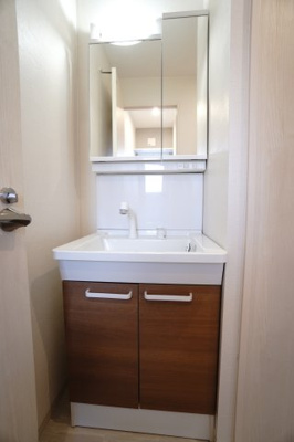 【独立洗面台】 | 【リノベ済】エメラルドマンション安古市 | 【コスメカウンター】
TOTO製洗面化粧台。
フラット鏡でお手入れしやすく、
鏡横と下部に収納を確保。
すべり台ボウルと奥ひろ収納で使い勝手良好。
エコシングル水栓のハンドシャワー付きです。