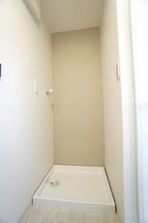 【独立洗面台】 | 【リノベ済】エメラルドマンション安古市 | 【ランドリースペース】
ワンタッチ給水栓付きの洗濯機置場を設置。
64×80cmの洗濯パンでドラム式など大型でも余裕です♪
背面スペースに余裕があり、
後からラックや収納棚の設置もできる実用的な設計。