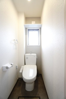 【トイレ】 | 【リノベ済】エメラルドマンション安古市 | 【レストルーム】
TOTO社製！きれいをまもるせいけつトイレ！
お掃除はサッとひとふきで完了！
少ない水で、汚れをしっかり洗い流します。
手洗い機能付きで、もしもの時も慌てない！