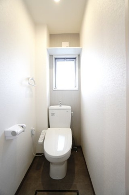 【トイレ】 | 【リノベ済】エメラルドマンション安古市 | 【レストルーム】
TOTO社製！きれいをまもるせいけつトイレ！
お掃除はサッとひとふきで完了！
少ない水で、汚れをしっかり洗い流します。
手洗い機能付きで、もしもの時も慌てない！