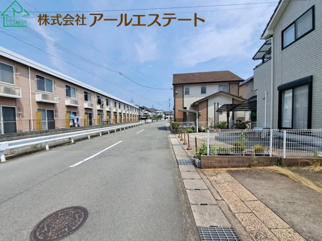 加古川市平岡町一色西１丁目　　中古戸建の前面道路含む現地写真