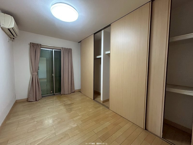 中古戸建　豊橋市牟呂坂津町の洋室|たっぷり収納付きの居室
