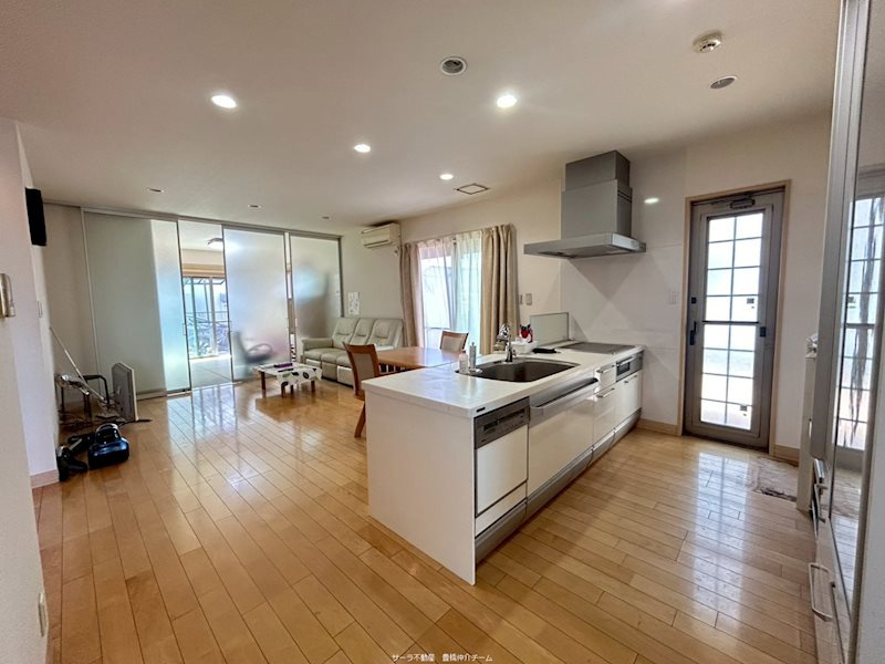 中古戸建　豊橋市牟呂坂津町の居間・リビング|広々カウンターキッチンのあるリビングです♪