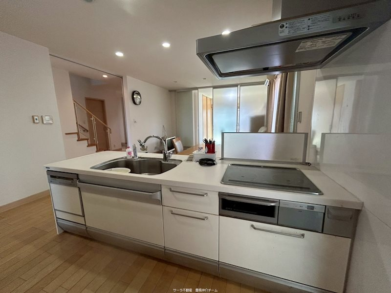 中古戸建　豊橋市牟呂坂津町のキッチン|３口IHコンロ付システムキッチン！２階はキッチンの向きがかわります。