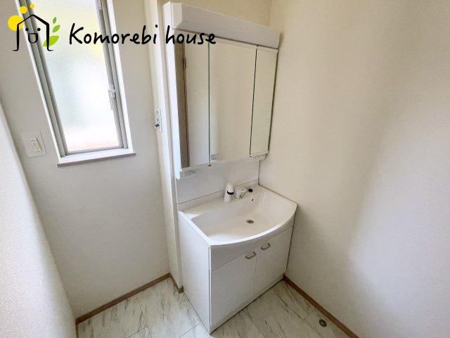 上尾市上尾下　4期　新築一戸建て　Cの独立洗面台|独立洗面台、小物を置くことができて便利です