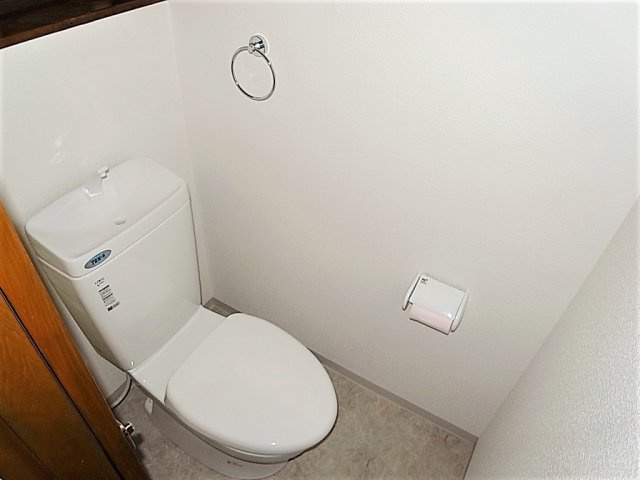 西山町4丁目貸家のトイレ|トイレには窓も完備してます