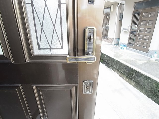 西山町4丁目貸家の玄関|玄関はダブルロックで安心