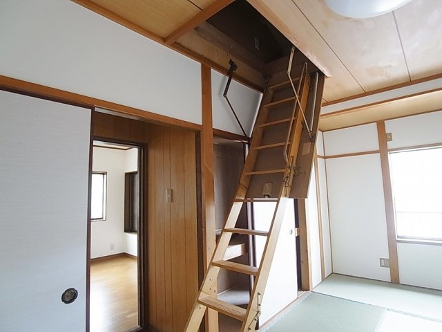 西山町4丁目貸家の設備|屋根裏収納が有り、便利です