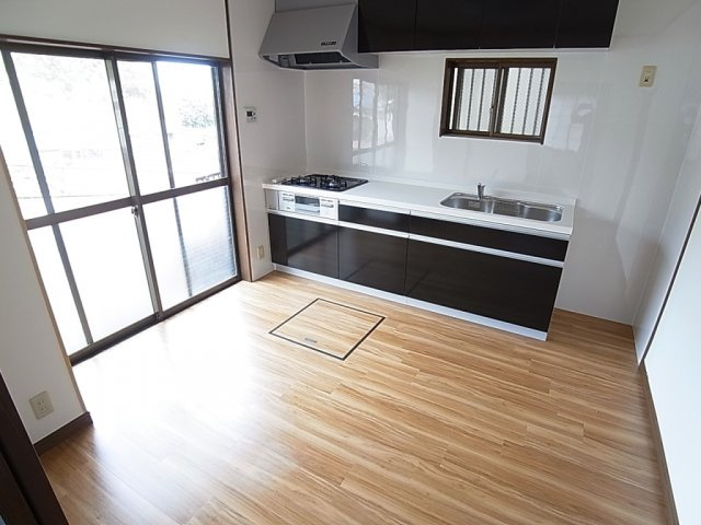 西山町4丁目貸家の居間・リビング|日当たり良好リビングダイニング