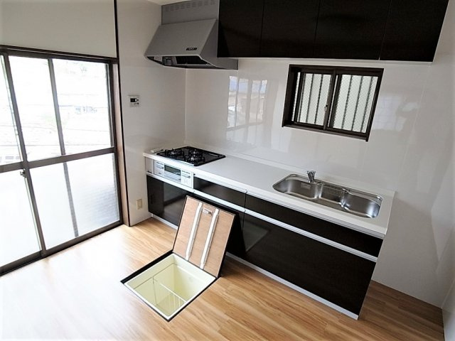 西山町4丁目貸家のキッチン|システムキッチン3口ガス、床下収納も完備してます