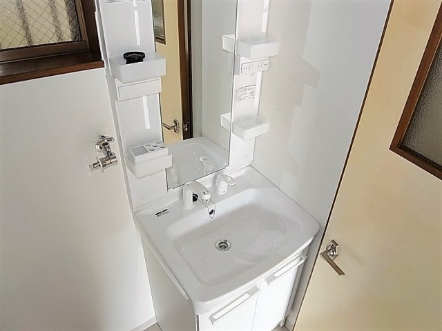 西山町4丁目貸家の洗面所|シャンプードレッサーの洗面も入れ替え