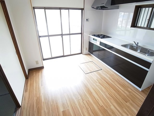 西山町4丁目貸家の居間・リビング|フローリングがまぶしい、明るいダイニング