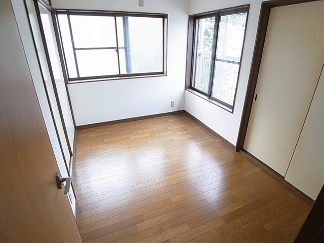 西山町4丁目貸家の内装|２Ｆの洋室、どのお部屋も明るいです