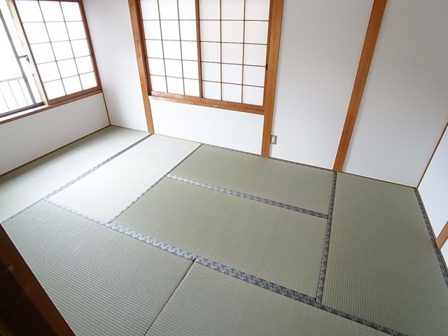 西山町4丁目貸家の内装|各部屋非常に明るい2面採光です