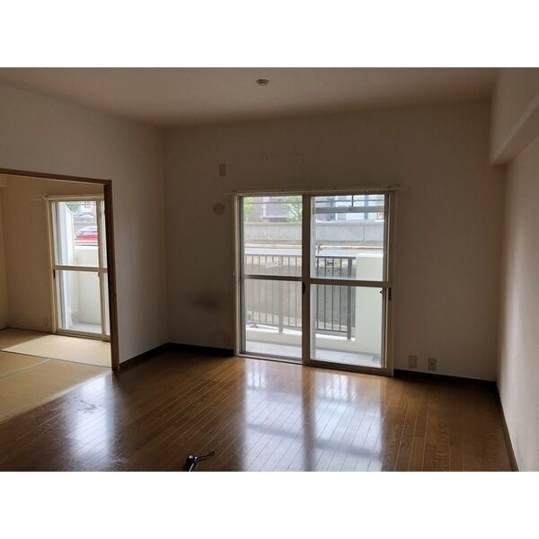 グリースシャトー桃山台の居間・リビング