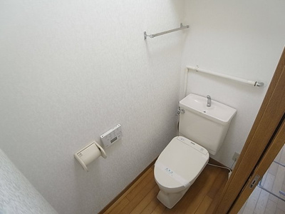 【トイレ】 | 東尻池３丁目貸家 | 温水洗浄便座付きのトイレ