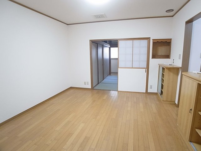 【居間・リビング】 | 東尻池３丁目貸家 | ゆったり使えるリビングスペース