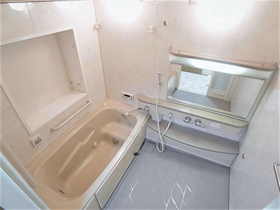 【浴室】 | 東尻池３丁目貸家 | 広々サイズの浴室、追炊きも完備
