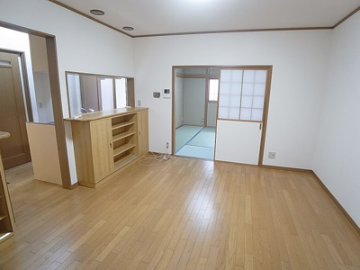 【居間・リビング】 | 東尻池３丁目貸家 | 広々したリビングスペース、人気のカウンタータイプ