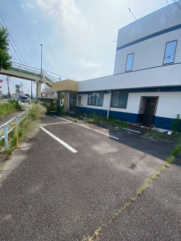 赤松町新屋敷貸店舗の駐車場