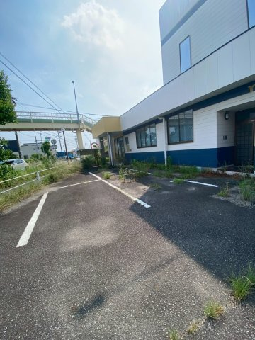 赤松町新屋敷貸店舗の駐車場