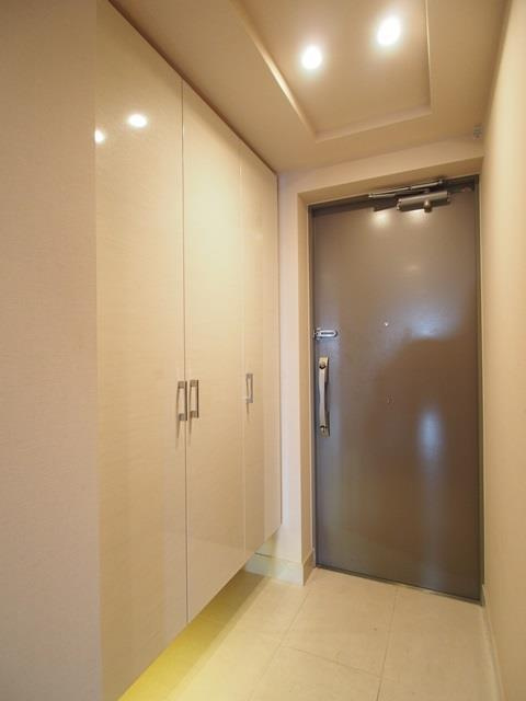 プラウド豊中　服部緑地の玄関