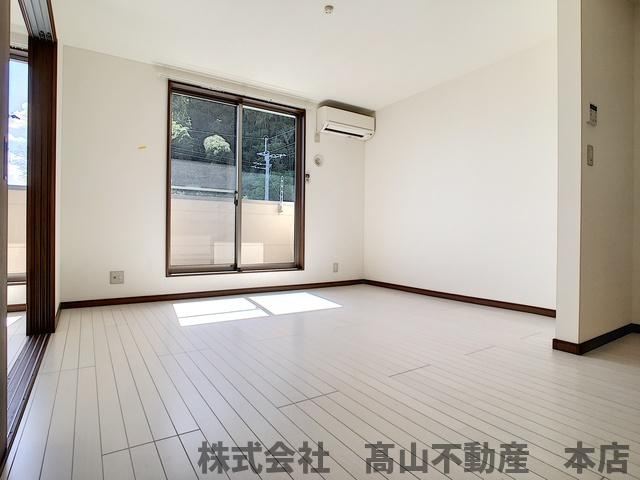 宗像市緑町のアパートの居間・リビング