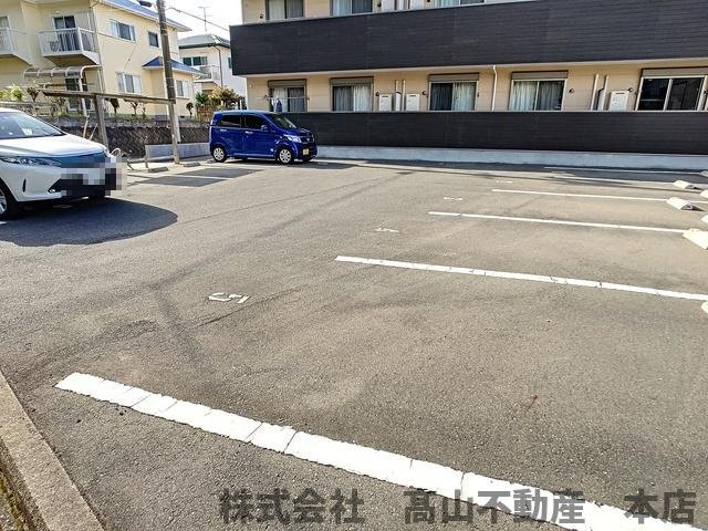 宗像市緑町のアパートの駐車場