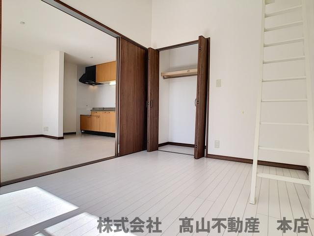 宗像市緑町のアパートの居間・リビング