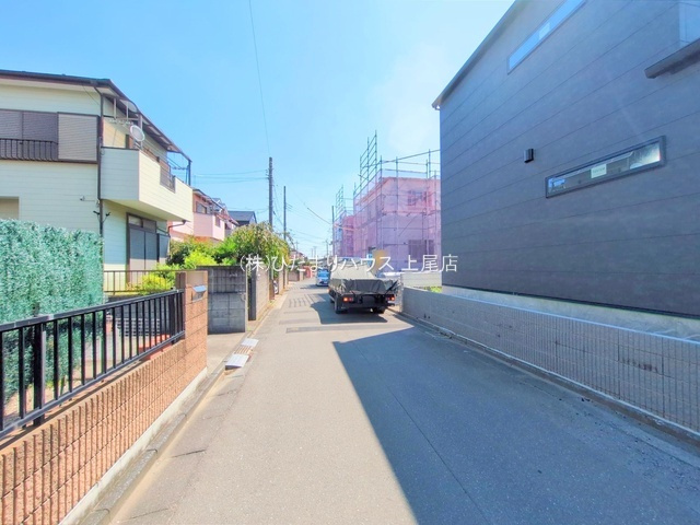 上尾市瓦葺3期　新築戸建　リーブルガーデン02の前面道路含む現地写真