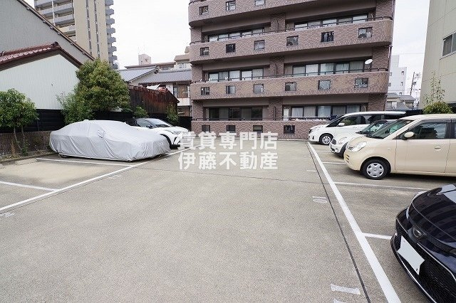 エステート石園の駐車場