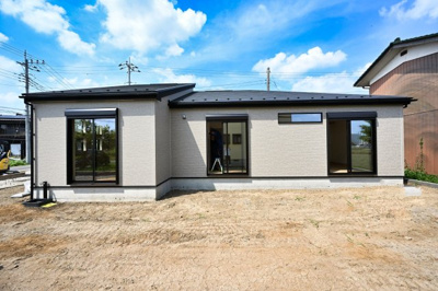 【外観】 | 大泉町寄木戸8期　タクトホーム | １００坪オーバーの敷地に堂々と構える平屋住宅です。
ぜひ一度ご見学ください！