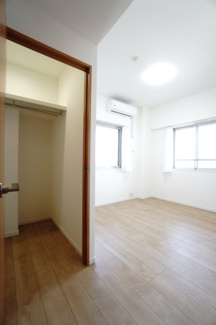 【洋室】 | 【上質リノベ】アーバンビュー渚ガーデン・タワーヴィレッジ2番館 | 【洋室約6.0帖】
心と体をゆったりと安らげる主寝室。
寝室のゆとりが大きい分だけ、
暮らしの安らぎは深まります。
一日の疲れを癒すだけでなく、
ご夫婦の親密な語らいを紡ぎ出します。