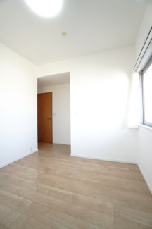 【洋室】 | 【上質リノベ】アーバンビュー渚ガーデン・タワーヴィレッジ2番館 | 【洋室約6.0帖】
どんな家具や敷物でも部屋に馴染みやすく、
コーディネートがし易そうですね。
配置も柔軟に対応できるので身の回りの整理もし易い！
自分好みの空間に出来そうですね！