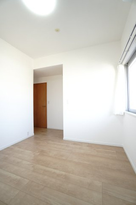 【洋室】 | 【上質リノベ】アーバンビュー渚ガーデン・タワーヴィレッジ2番館 | 【洋室約6.0帖】
どんな家具や敷物でも部屋に馴染みやすく、
コーディネートがし易そうですね。
配置も柔軟に対応できるので身の回りの整理もし易い！
自分好みの空間に出来そうですね！