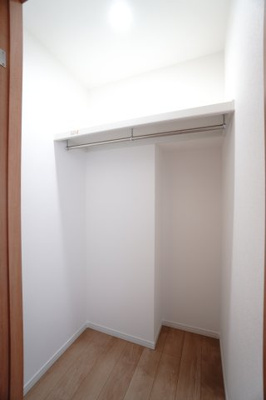 【収納】 | 【上質リノベ】アーバンビュー渚ガーデン・タワーヴィレッジ2番館 | 【約1.25帖WIC】
広々しているので、各アイテムが美しく整頓でき、
毎朝の準備がスムーズかつストレスフリーに！
まるで自分だけのブティックにいるかのような
贅沢な気分を味わえる♪