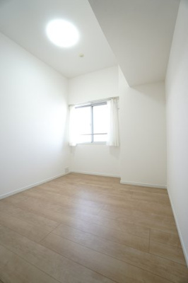 【洋室】 | 【上質リノベ】アーバンビュー渚ガーデン・タワーヴィレッジ2番館 | 【洋室約5.1帖】
居室にはクローゼットを完備。
自由度の高い家具の配置が叶うシンプルな空間です。
お子様の成長と人数と共に必要になる
子供部屋にもぴったりの間取りですね。