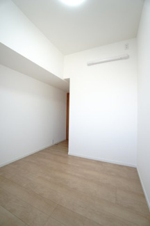 【洋室】 | 【上質リノベ】アーバンビュー渚ガーデン・タワーヴィレッジ2番館 | 【洋室約5.1帖】
こども部屋をコーディネート！このぐらいの広さがあれば、 
お子さんの好きな色やモチーフを使ったコーディネートで、
勉強もお片付けも全部楽しいお気に入りの空間にしていけそうですね