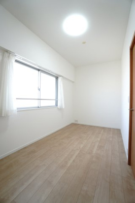 【洋室】 | 【上質リノベ】アーバンビュー渚ガーデン・タワーヴィレッジ2番館 | 【洋室約5.8帖】
在宅勤務・リモートワークの書斎や、
趣味やくつろぎのスペースとしても。
家族と一緒に楽しい時間を過ごす中にも、
一人でくつろげる時間と場所は特に良いですね。