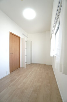 【洋室】 | 【上質リノベ】アーバンビュー渚ガーデン・タワーヴィレッジ2番館 | 【洋室約5.8帖】
将来、ライフスタイルや家族構成が変わった時等、
第2子供部屋としても活用できそうですね！
収納もかなり多めの容量を確保。
壁掛けエアコンの取付には工夫が必要です！